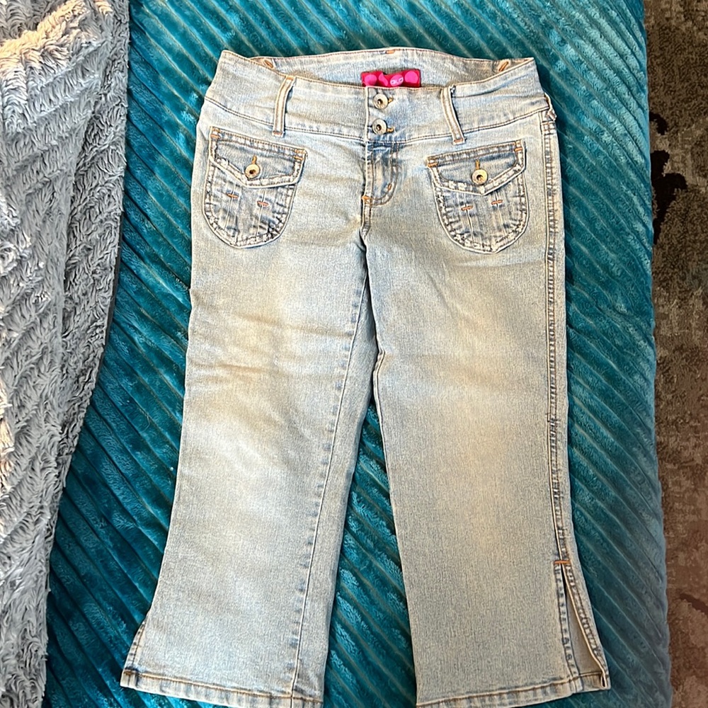 Glo light denim capri jeans.